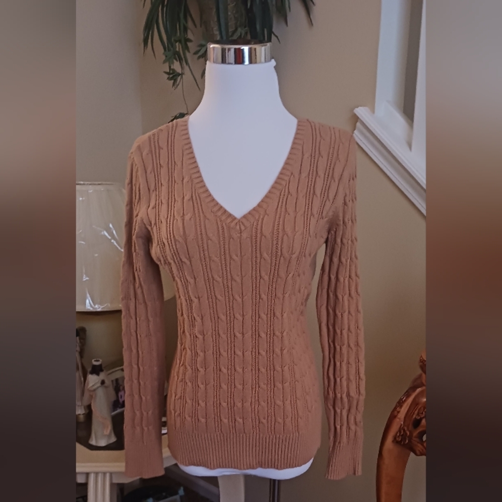 🎉🎉🎉Host pick🎉🎉 St. John's Bay V Neck Cable Knit Sweater EUC M Camel color.